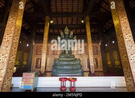 Chiang Mai, Thaïlande. 10 novembre 2022. Statues de Bouddha à l'intérieur du complexe du temple Wat Chedi Luang. (Temple de la Grande Stupa). C'est l'un des plus b Banque D'Images