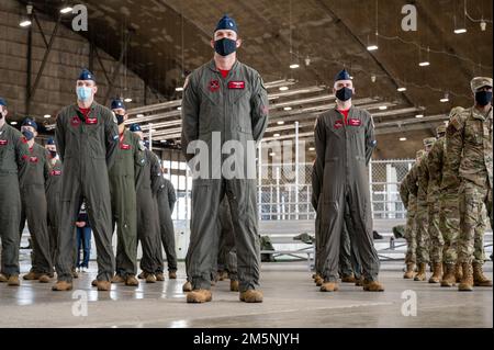 Les membres de l'escadron de la bombe 34th se tiennent au repos lors d'une cérémonie de passation de commandement à la base aérienne d'Ellsworth, S.D., le 25 février 2022. Les aviateurs ont assisté à l'envoi de leur ancien commandant, le lieutenant-colonel Thomas Taylor, et ont accueilli leur nouveau commandant, le lieutenant-colonel Ross Hobbs. Banque D'Images