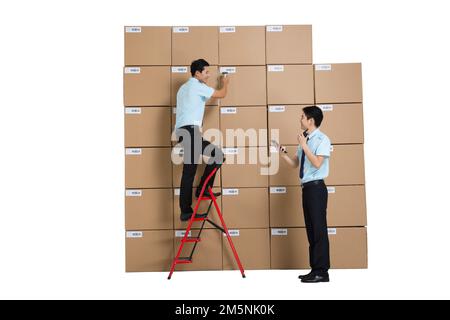 Balayer le personnel de l'entrepôt de la logistique du fret Banque D'Images