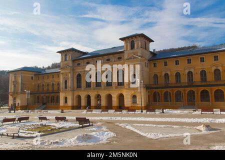 Ancienne maison thermale à Krynica Zdroj Pologne en hiver Banque D'Images