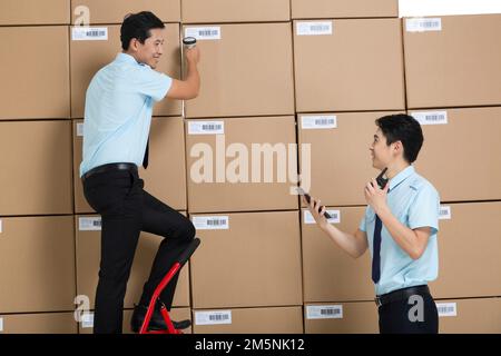 Balayer le personnel de l'entrepôt de la logistique du fret Banque D'Images