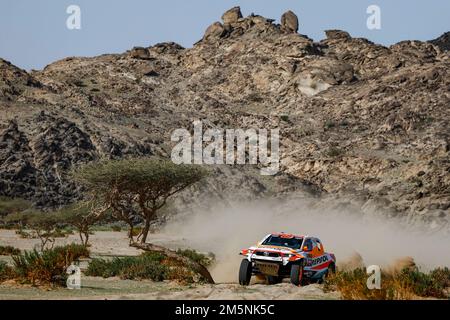 229 ESTEVE PUJOL Isidre (spa), VILLALOBOS VALCARCEL José Maria (spa), Repsol Rally Team, Toyota Hilux, Auto, action SANZ Laia (spa), GERINI Maurizio (ita), Astara Team, Astara, Auto, Action pendant le test privé du Dakar 2023, de 28 décembre au 29, 2022 près de Yanbu, Arabie Saoudite - photo Julien Delfosse / DPPI Banque D'Images