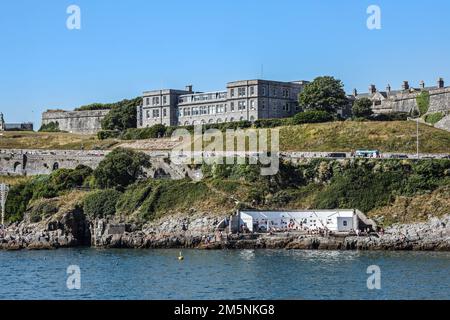 Le Lion’s Den et les locaux de la Marine Biological Association vus sur le chemin Madiera depuis le détroit de Plymouth. Le Lion’s Den est une zone abritée du wate Banque D'Images