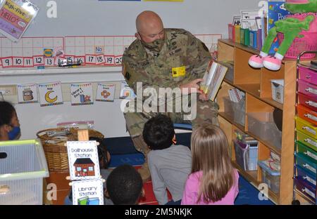 En l'honneur de Read Across America Day 2 mars, États-Unis Le colonel de l'armée Bryan Logan, vice-commandant de l'aile 502nd de la base aérienne et commandant adjoint de la base interarmées San Antonio, lit un livre aux enfants à l'école élémentaire de fort Sam Houston le 25 février 2022. Banque D'Images