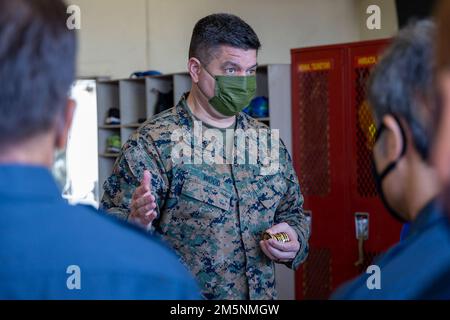 ÉTATS-UNIS Le Colonel Thomas Wood du corps maritime, commandant adjoint des installations du corps maritime du Pacifique, parle aux premiers intervenants de la caserne de pompiers de Camp Schwab qui ont sauvé la vie de trois Marines en octobre 2021, sur le Camp Schwab, Okinawa, Japon, 25 février 2022. Les premiers intervenants ont reçu le MCIPAC commandant des pièces de monnaie de défi générales pour leurs actions. Banque D'Images