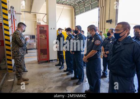 ÉTATS-UNIS Le Colonel Thomas Wood du corps maritime, commandant adjoint des installations du corps maritime du Pacifique, parle aux premiers intervenants de la caserne de pompiers de Camp Schwab qui ont sauvé la vie de trois Marines en octobre 2021, sur le Camp Schwab, Okinawa, Japon, 25 février 2022. Les premiers intervenants ont reçu le MCIPAC commandant des pièces de monnaie de défi générales pour leurs actions. Banque D'Images