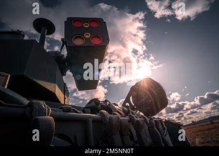 Un prototype de Stryker de défense aérienne de courte portée de Manuever affecté au 5-4 Bataillon d'artillerie de défense aérienne, suit un Hind mi-24 pendant l'exercice Sabre Strike 22 à BPTA, Pologne sur 25 février 2022. Le 5th Bataillon, 4th Air Defense Artillery Regiment, qui fait partie du 10th Army Air and missile Defense Command, est la première unité aux États-Unis L'armée de terrain, de tester et de recevoir quatre systèmes d'armes M-SHORAD. 5-4 l'ADA recevra 32 systèmes supplémentaires plus tard en FY22-FY23. ÉTATS-UNIS Photo de l'armée par le Maj. Robert Fellingham) Banque D'Images