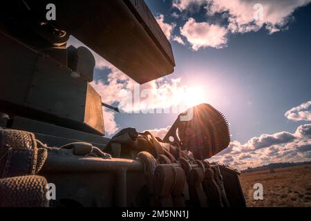 Un prototype de Stryker de défense aérienne de courte portée de Manuever affecté au 5-4 Bataillon d'artillerie de défense aérienne, suit un Hind mi-24 pendant l'exercice Sabre Strike 22 à BPTA, Pologne sur 25 février 2022. Le 5th Bataillon, 4th Air Defense Artillery Regiment, qui fait partie du 10th Army Air and missile Defense Command, est la première unité aux États-Unis L'armée de terrain, de tester et de recevoir quatre systèmes d'armes M-SHORAD. 5-4 l'ADA recevra 32 systèmes supplémentaires plus tard en FY22-FY23. ÉTATS-UNIS Photo de l'armée par le Maj. Robert Fellingham) Banque D'Images