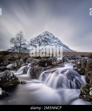 Cascade de Glencoe et montagne enneigée dans les Highlands écossais. Paysages sauvages et paysages dans les montagnes près du Loch Ness et du fort William. Banque D'Images