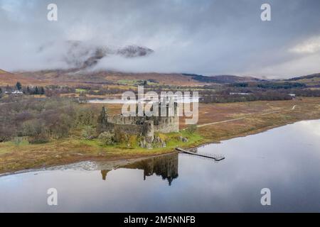 Château de Kilchurn, Loch Awe près d'Oban dans les Highlands écossais. Château historique se reflétant dans le loch avec toile de fond de montagne Banque D'Images