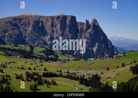 Vue sur (de gauche à droite) le Burgstall avec le Santener Kanzele, l'Euringer Spitze et le Santner Spitze au bord du massif de Schlern Banque D'Images