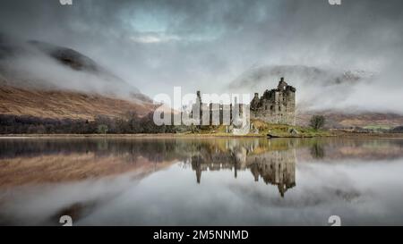 Château de Kilchurn, Loch Awe près d'Oban dans les Highlands écossais. Château historique se reflétant dans le loch avec toile de fond de montagne Banque D'Images