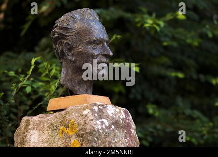 Buste de Luis Trenker, 1892-1990, alpiniste allemand, acteur, réalisateur et écrivain, Monument dans sa ville natale Ortisei, Val Gardena, Tyrol du Sud, Italie Banque D'Images