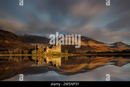 Château de Kilchurn, Loch Awe près d'Oban dans les Highlands écossais. Château historique se reflétant dans le loch avec toile de fond de montagne Banque D'Images