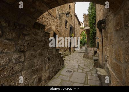 Anciens bâtiments tufa dans le village perché de Civita di Bagnoregio, Latium, Italie Banque D'Images