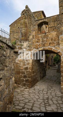 Anciens bâtiments tufa dans le village perché de Civita di Bagnoregio, Latium, Italie Banque D'Images