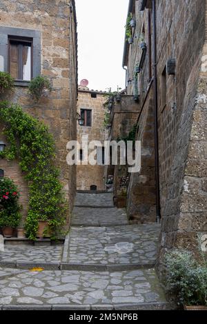 Anciens bâtiments tufa dans le village perché de Civita di Bagnoregio, Latium, Italie Banque D'Images