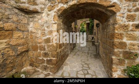 Anciens bâtiments tufa dans le village perché de Civita di Bagnoregio, Latium, Italie Banque D'Images