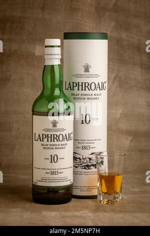 Une bouteille de whisky écossais de malt unique Laphroaig Banque D'Images