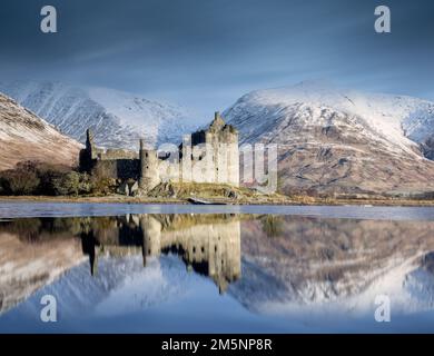 Château de Kilchurn, Loch Awe près d'Oban dans les Highlands écossais. Château historique se reflétant dans le loch avec toile de fond de montagne Banque D'Images