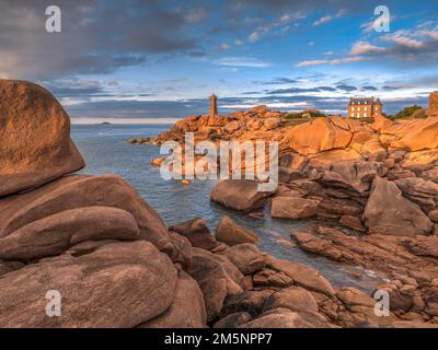 Phare Phare de Ploumanach et musée des sciences, Maison du littoral avec les magnifiques formations rocheuses de granit rose de Côte granit Rose, en face Banque D'Images