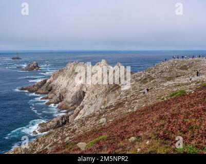 Pointe du raz, cap rocheux avec phares au large Phare de la Vieille et tourelle de la plate, Cap Sizun, département de Finistère, Bretagne Banque D'Images