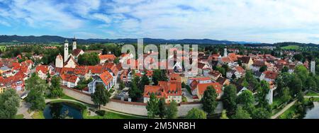 Vue aérienne d'Isny im Allgaeu avec vue sur le château et la vieille ville historique. Isny im Allgaeu, Ravensburg, Tuebingen, Bade-Wurtemberg Banque D'Images