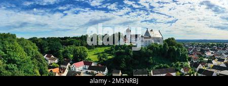 Vue aérienne sur Illertissen avec vue sur l'historique Voehlinschloss. Illertissen, Neu-Ulm, Swabia, Bavière, Allemagne Banque D'Images