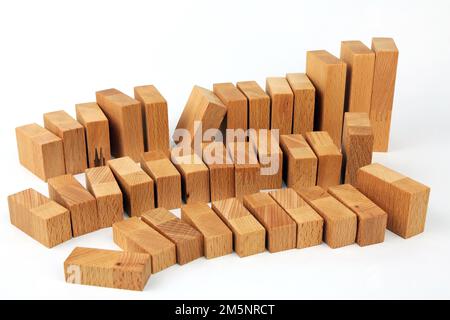 Des blocs de bois sont mis en place comme une carte ou un escalier, sur un fond blanc Banque D'Images