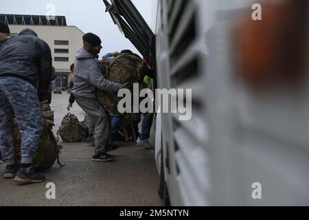 Des soldats affectés au 2nd Bataillon, 34th Armored Regiment “Dreadnaughts” chargent leur équipement pour le voyage en République tchèque pour la grève de sabre 22 à Drawsko Pomorskie, Pologne, 26 février 2022. Armée des États-Unis l’exercice de grève au sabre de l’Europe démontre l’engagement des États-Unis envers l’OTAN et la souveraineté et la sécurité de nos alliés. Banque D'Images