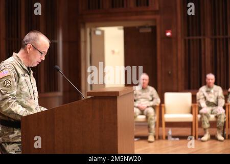 Le général de division Timothy Winslow de la Garde nationale de l'Indiana, de Carmel, parle lors de la cérémonie de passation de commandement de la troupe 81st à Stout Field, à Indianapolis, le samedi 26 février 2022. Winslow a pris les 81st rênes de Brig. Le général Patrick Thibodeau, qui a dirigé l'unité depuis janvier 2019, au cours de la cérémonie. Banque D'Images