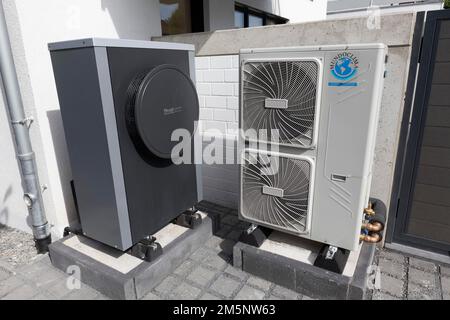 Unités extérieures d'une pompe à chaleur air-eau en face d'une nouvelle maison à deux familles, chauffage et climatisation, Düsseldorf, Nord Banque D'Images