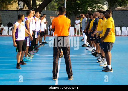 INS SATAVAHANA, Inde (26 février 2022) – les membres de l'escadron de patrouille (VP) 47 ainsi que plusieurs autres pays participants se sont réunis pour jouer différents sports favorisant l'interopérabilité en célébration de l'exercice naval multilatéral 'MILAN 2022' à Visakhapatnam, Inde, le 26 février 2022. Le VP-47 est actuellement déployé à la NAF Misawa, au Japon, dans le cadre d'opérations de patrouille maritime et de reconnaissance et de proximité de théâtre au sein de la zone d'opérations de la flotte américaine 7th (C7F) à l'appui du commandant de la Force opérationnelle 72, C7F et des États-Unis Objectifs du Commandement Indo-Pacifique dans toute la région. Banque D'Images