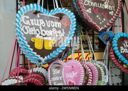 Les cœurs de pain d'épice sont en solde dès le début de l'Oktoberfest. Munich, Allemagne Banque D'Images