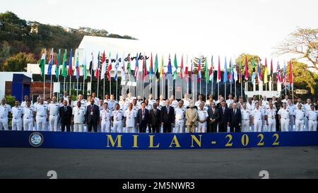 INS SATAVAHANA, Inde (26 février 2022) – les commandants de différents navires participants ainsi que d'autres dignitaires de diverses nations posent pour une photo de groupe lors des cérémonies d'ouverture de l'exercice naval multilatéral 'MILAN 2022' à Visakhapatnam, Inde, 26 février 2022. MILAN est un événement biennal organisé par la Marine indienne pour réunir des marines amicales pour une interaction professionnelle et pour promouvoir la compréhension mutuelle. Banque D'Images