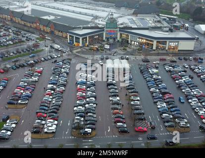 Le parking supplémentaire du centre commercial Serpentine Green de Tesco est rempli de véhicules tandis que les gens font leurs achats, et il ne reste plus qu'une journée de shopping avant Noël. Banque D'Images