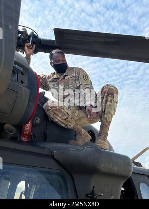 Sec R. Usman, aviateur du D Co “Cannibales”, 2nd Bataillon, 25th Aviation Regiment, 25th combat Aviation Brigade, 25th Infantry Division, effectue la maintenance de l'aviation le 26 février 2022 dans le cadre de l'exercice Cobra Gold 2022 dans la province de Lophuri du Royaume de Thaïlande. Cobra Gold 2022 est la version 41st de l'exercice international de formation qui soutient la préparation et met l'accent sur la coordination de l'action civique, de l'aide humanitaire et des secours en cas de catastrophe. Du 22 février au 4 mars 2022, cet événement annuel se déroule dans différents endroits du Royaume de Thaïlande à Banque D'Images