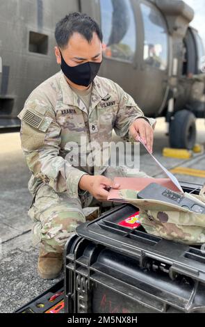 Le sergent d’état-major de l’armée Michael Araneta, aviateur du D Co “Cannibales”, 2nd Bataillon, 25th Aviation Regiment, 25th combat Aviation Brigade, 25th Infantry Division, effectue l’entretien de l’aviation le 26 février 2022 dans le cadre de l’exercice Cobra Gold 2022 dans la province de Lophuri, au Royaume de Thaïlande. Cobra Gold 2022 est la version 41st de l'exercice international de formation qui soutient la préparation et met l'accent sur la coordination de l'action civique, de l'aide humanitaire et des secours en cas de catastrophe. Du 22 février à 4 mars 2022, cet événement annuel se déroule dans différents endroits du Royaume du TH Banque D'Images