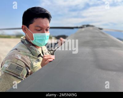 Le Cpl Miguel A. Mendez, aviateur du D Co “Cannibales”, 2nd Bataillon, 25th Aviation Regiment, 25th combat Aviation Brigade, 25th Infantry Division, effectue la maintenance de l’aviation le 26 février 2022 dans le cadre de l’exercice Cobra Gold 2022 dans la province de Lophuri du Royaume de Thaïlande. Cobra Gold 2022 est la version 41st de l'exercice international de formation qui soutient la préparation et met l'accent sur la coordination de l'action civique, de l'aide humanitaire et des secours en cas de catastrophe. Du 22 février au 4 mars 2022, cet événement annuel se déroule dans divers endroits du Royaume de Thaïlande Banque D'Images