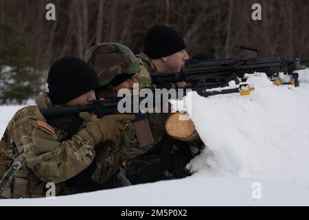 Un garde-corps national de l'Armée de l'Alaska affecté au détachement de services techniques 207th défend une position de combat défensif dans l'arctique lors d'un exercice d'entraînement sur le terrain d'opérations conjointes au Camp Mad Bull, base conjointe Elmendorf-Richardson, Alaska, le 26 février 2022. L'exercice d'opérations conjointes a été mené pour renforcer les mesures de réactivité prises par le personnel de la Force aérienne et de la Garde de l'Armée de terre dans un environnement arctique en construisant des positions de combat défensives dans l'arctique, en effectuant des techniques de mouvement individuelles, des techniques de manutention d'armes et en formant des véhicules par temps froid. Banque D'Images