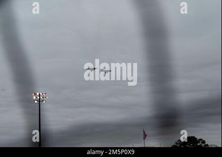 Deux F-15E Strike Eagles affectés à la base aérienne de Seymour Johnson survolent la série annuelle de baseball Freedom Classic 12th au Grainger Stadium de Kinston, en Caroline du Nord, le 26 février 2022. C'était le deuxième jour qui faisait partie d'une série de trois jours entre les États-Unis Air Force Academy et les États-Unis Académie navale. Banque D'Images