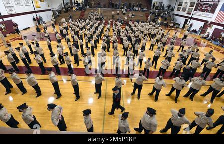 ZION, Ill. (26 février 2020) – les cadets du corps d'instruction des officiers de réserve juniors de la Marine (NJROTC) effectuent un mouvement militaire de parade lors du concours universitaire, athlétique et foreuse régional 2022 de la zone 3 Ouest sur le terrain de basket-ball de l'école secondaire du canton de Zion-Benton, 26 février. Le mouvement en face faisait partie d’une compétition désarmée avec le dernier cadet en position debout, le « Knockout ». Les commandants de division des recrues (CDR), les officiers de division et les instructeurs du Commandement de l'instruction des recrues (RTC) de la Station navale des Grands Lacs, Illinois, ont été les juges de tous les événements, y compris les Knockouts armés et non armés. Plus de 4 Banque D'Images