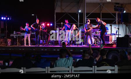 Membres des États-Unis La bande centrale des Forces aériennes donne un concert à la base aérienne de Prince Sultan, Royaume d'Arabie saoudite, le 26 février 2022. Au cours de leur séjour au CCSP, le groupe a donné plusieurs concerts, dont un spectacle de country, un spectacle de rock et un spectacle de karaoké en live. Banque D'Images