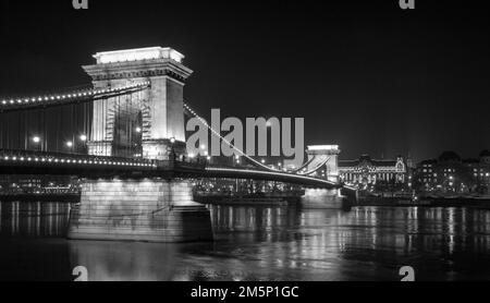 Vue monochrome du pont de la chaîne Szechenyi qui traverse le Danube entre Buda et Pest, Budapest, Hongrie, Europe. Banque D'Images