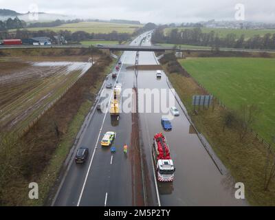 Stirling, Écosse, Royaume-Uni. 30th décembre 2022. M9 autoroute inondée entre les jonctions 9 et 10. La circulation sur la chaussée en direction de l'est est fermée et la circulation en direction de l'ouest limitée à un seul fichier sur l'épaule dure. La congestion se produit sur la route à déraper et sur la chaussée en direction de l'ouest où la circulation est à l'arrêt. Iain Masterton/Alay Live News Banque D'Images