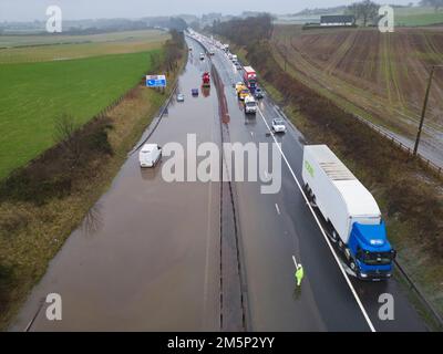 Stirling, Écosse, Royaume-Uni. 30th décembre 2022. M9 autoroute inondée entre les jonctions 9 et 10. La circulation sur la chaussée en direction de l'est est fermée et la circulation en direction de l'ouest limitée à un seul fichier sur l'épaule dure. La congestion se produit sur la route à déraper et sur la chaussée en direction de l'ouest où la circulation est à l'arrêt. Iain Masterton/Alay Live News Banque D'Images