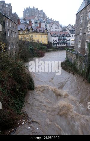 Édimbourg, Écosse, Royaume-Uni. 30th décembre 2022. L'avertissement de pluie sévère prévu frappe le centre-ville de nuit avec des pluies torrentielles et des inondations localisées, faisant rage torrent à Dean Village. Crédit : Craig Brown/Alay Live News Banque D'Images