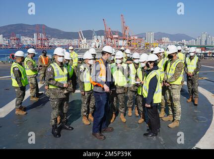 Bang. Le général Steven Allen, commandant général du Commandement du soutien expéditionnaire 19th, était accompagné du général Kim, Jeong su, commandant général du deuxième Commandement des opérations de l'Armée de la République de Corée, à l'embarcadère 8 à Busan, le 27 février 2022. Ils étaient accompagnés de la ROK et de 19th membres du personnel de l'ESC. À partir de la fin février, l'équipe de combat de la Brigade blindée de 1st, la division blindée de 1st, de fort Bliss, Texas, a commencé à arriver en Corée en tant que prochaine équipe de combat de la brigade blindée rotationnelle pour soutenir 2nd Division d'infanterie/Division combinée ROK-US et la huitième Armée. Leur équipement est déchargé des navires du 26 au 27 février. Banque D'Images