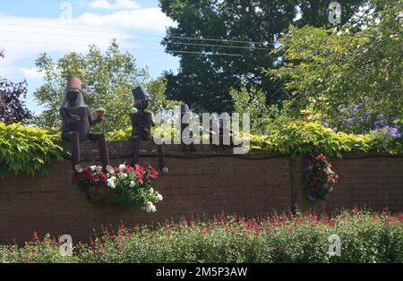 jardinières assises sur le mur du jardin Banque D'Images