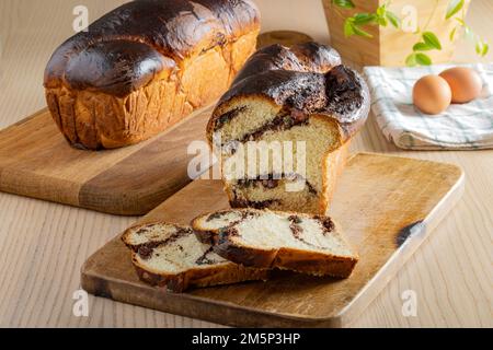 Cozonac ou Kozunak, est un type de Stollen, ou pain doux levain, traditionnel à la Roumanie et à la Bulgarie. Banque D'Images